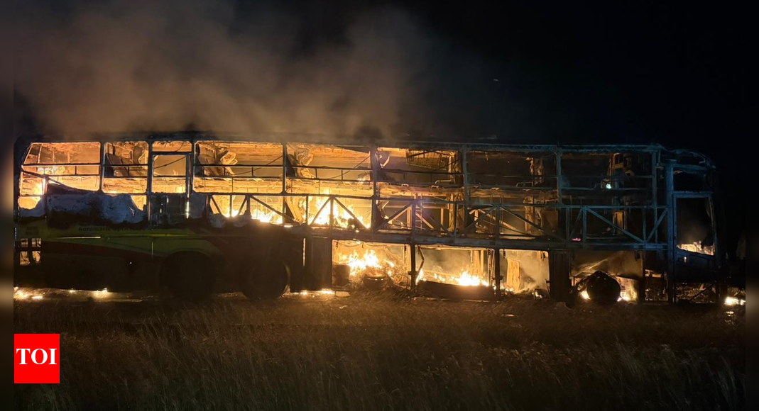 हैदराबाद-बेंगलुरु राजमार्ग पर बस में आग लगने से कम से कम 20 लोग जिंदा जल गए; सीएम नायडू ने व्यक्त की संवेदना | बेंगलुरु समाचार