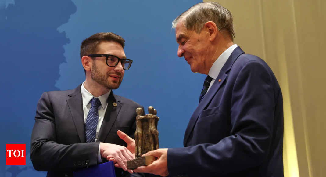 जॉर्ज सोरोस को रोमा और सिंटी अधिकारों पर उनके काम के लिए पुरस्कार मिला