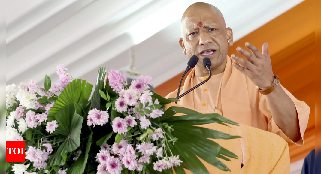 यूपी के मुख्यमंत्री योगी आदित्यनाथ ने लोगों से छठ पर्व के दौरान नदियों को साफ रखने का आग्रह किया | भारत समाचार