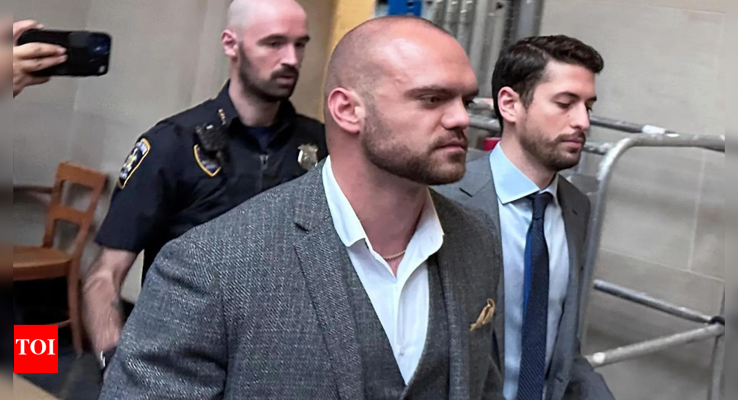 कैसे एक पूर्व पुलिसकर्मी ने खुद को गोली मार ली, एक काले आदमी को दोषी ठहराया, और अपनी पूर्व प्रेमिका को वापस पाने के लिए यह सब झूठ बोला