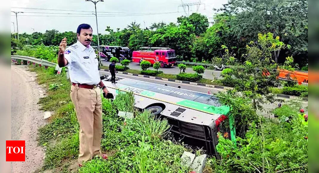 कुरनूल हादसे के एक दिन बाद हैदराबाद के पास इलेक्ट्रिक बस पलटी; कोई पीड़ित नहीं | भारत समाचार