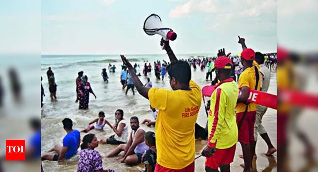 चक्रवात मोन्था: आंध्र प्रदेश और ओडिशा भूस्खलन के लिए तैयार; स्कूल बंद, समुद्र तट की गतिविधियाँ निलंबित | भारत समाचार