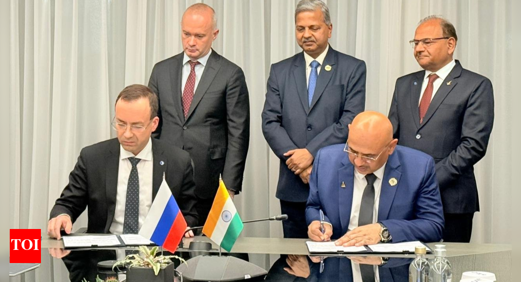 एचएएल और रूस के यूएसी ने भारत में एसजे-100 यात्री विमान का उत्पादन करने के लिए समझौते पर हस्ताक्षर किए