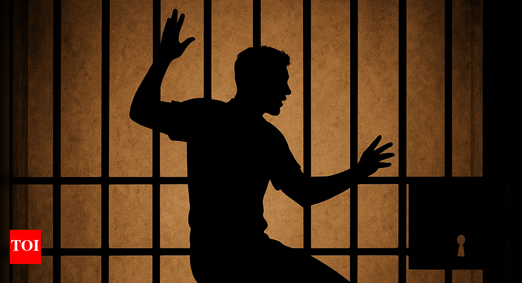 ‘पगला शाहबाज़’: कोलकाता में बंद शख्स ने कपड़े उतारकर किया अश्लील डांस; हथियार तस्करी के आरोप में गिरफ्तार | भारत समाचार