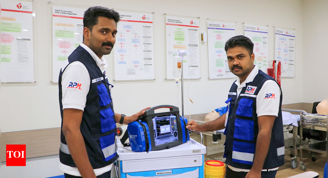 संयुक्त अरब अमीरात की अपनी पहली उड़ान में दो भारतीय नर्सों ने हवा में कार्डियक अरेस्ट के बाद एक यात्री की जान बचाई | विश्व समाचार