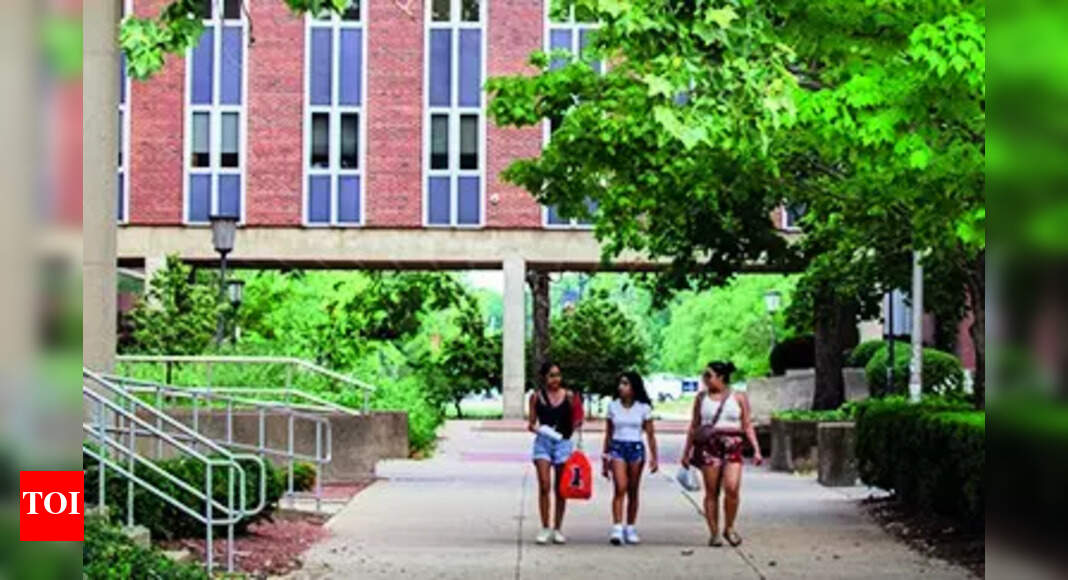 शिक्षकों ने उन्हें नकल करते और उपस्थिति में हेराफेरी करते हुए पकड़ा। उन्होंने माफी मांगने के लिए एआई का इस्तेमाल किया