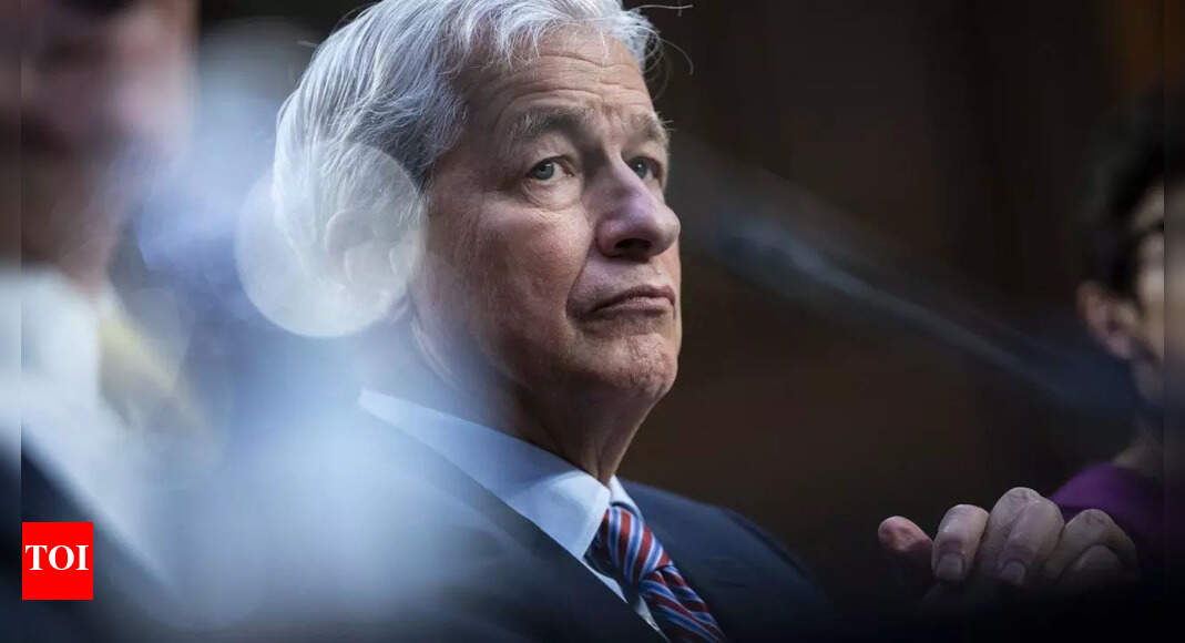 जेपी मॉर्गन के सीईओ जेमी डिमन ने दूरस्थ कार्य के लिए कर्मचारी की याचिका का जवाब दिया जिसे उन्होंने एक बार ‘एफ * आईएनजी’ कहा था: युवा लोग हैं…।