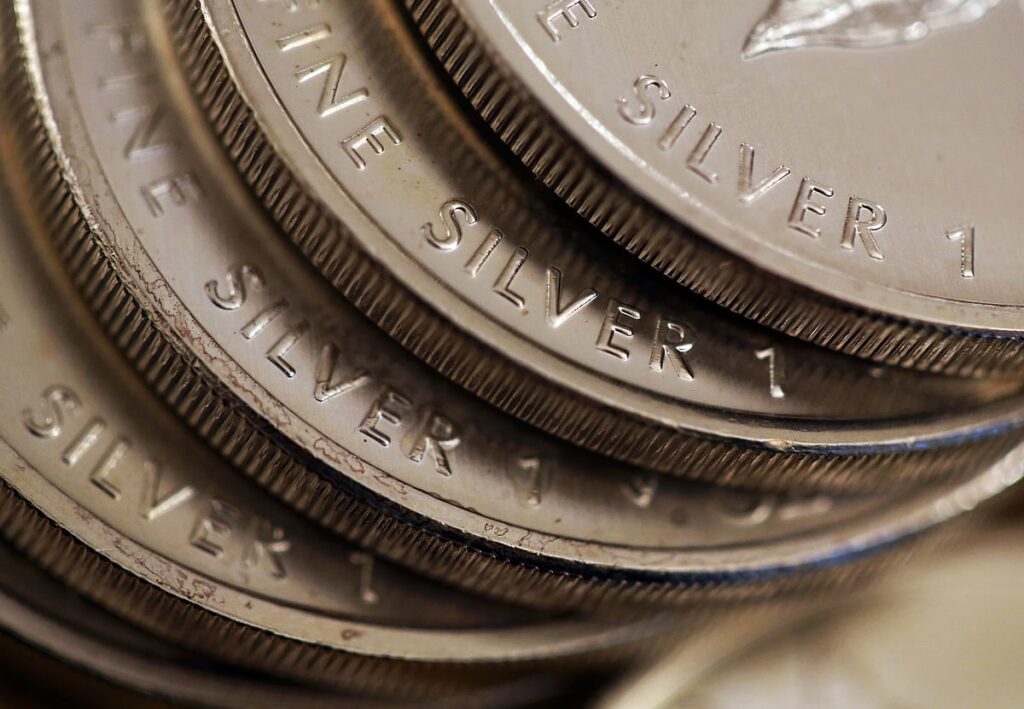 रैली के बाद कीमती धातुओं के पीछे हटने से चांदी 6% से अधिक गिर गई