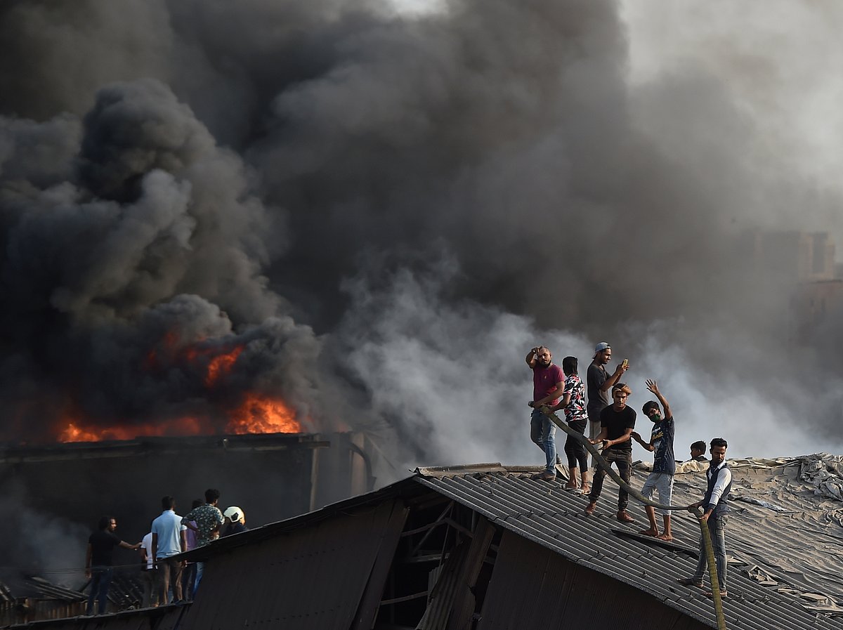 मुंबई के कुर्ला इलाके में ऑटो स्पेयर पार्ट्स की दुकानों में आग लग गई