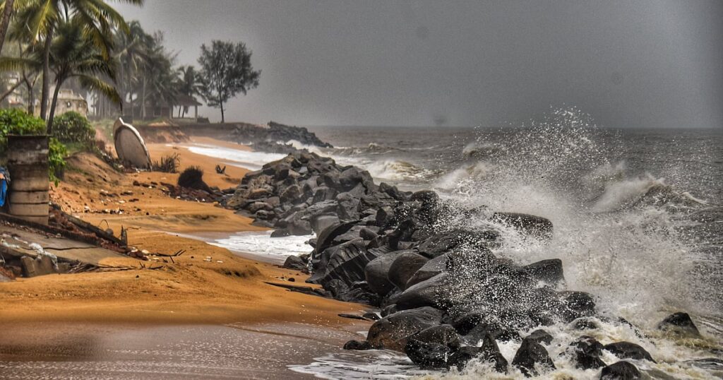 बंगाल की खाड़ी के ऊपर चक्रवाती तूफान के कारण 27 अक्टूबर से ओडिशा, बंगाल में भारी बारिश हो सकती है: आईएमडी