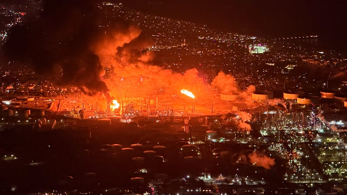 बड़े पैमाने पर आग रिफाइनरी में लॉस एंजिल्स के पास शेवरॉन के दूसरे में फट जाती है