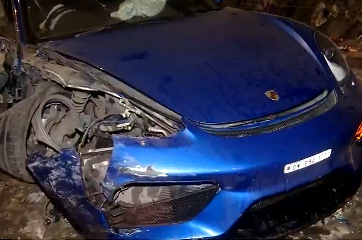 मुंबई के वेस्टर्न एक्सप्रेस हाईवे पर रेस के दौरान पोर्शे दुर्घटनाग्रस्त हो गई