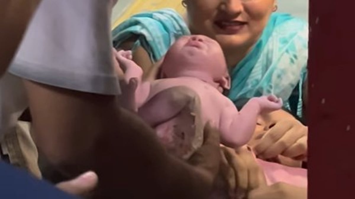 मुंबई: अस्पताल द्वारा भर्ती करने से इनकार करने के बाद रात 1 बजे राम मंदिर रेलवे स्टेशन पर एक व्यक्ति ने बच्चे को जन्म देने में मदद की