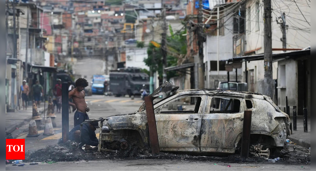 ब्राज़ीलियाई पुलिस पर ड्रग छापे में किशोर गैंगस्टर के सिर को ‘ट्रॉफी की तरह’ लटकाने का आरोप है, जिसमें 120 से अधिक लोग मारे गए थे