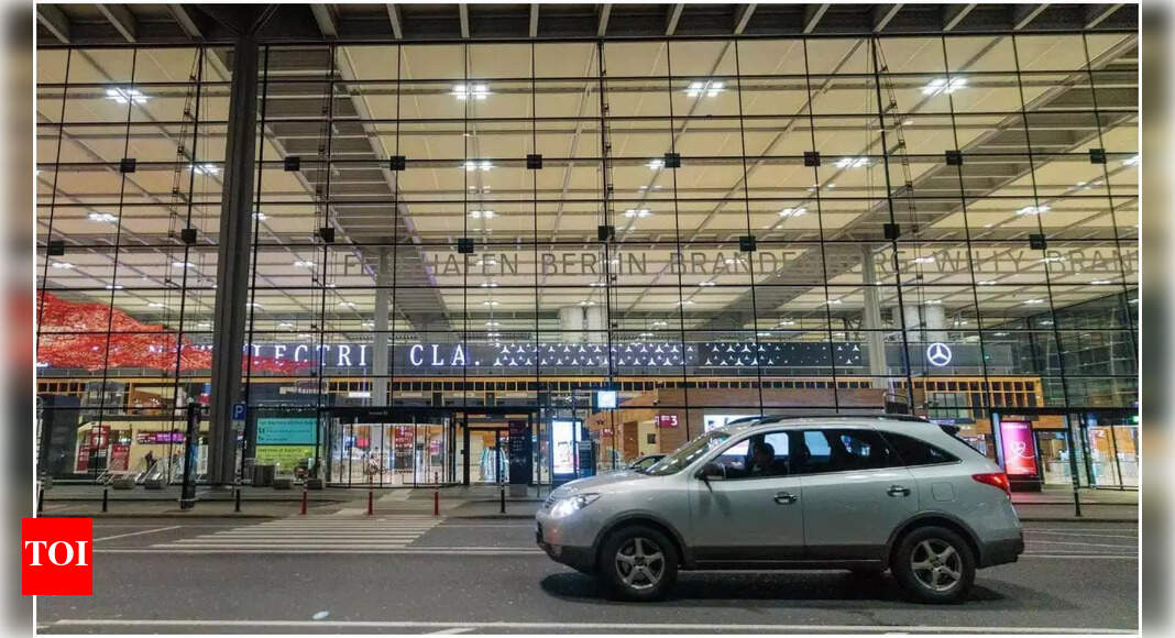 “खतरा टल गया है”: अज्ञात ड्रोन देखे जाने के बाद बर्लिन हवाई अड्डे ने कुछ देर के लिए उड़ानें निलंबित कर दीं