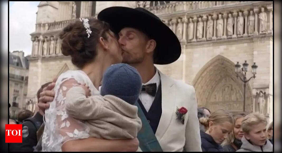 नोट्रे डेम का दिल उस शिल्पकार की शादी के साथ फिर से धड़कता है जिसने इसे फिर से बनाया: 30 वर्षों में पहली बार