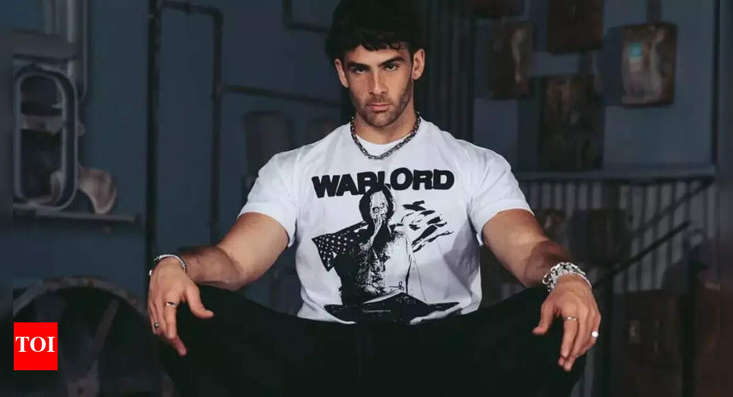 ‘सुपरमैन जाहिर तौर पर कुत्तों को आश्चर्यचकित करता है’: वायरल लाइवस्ट्रीम में हसनअबी की हेलोवीन हरकतों पर प्रशंसकों ने हास्यास्पद टिप्पणियां कीं