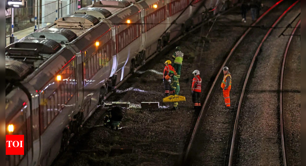 ‘उनके पास चाकू है, भागो!’ गवाहों ने ब्रिटेन की ट्रेन में चाकूबाजी की भयावहता का वर्णन किया; कथित आतंकवादी हमले में नौ लोग गंभीर