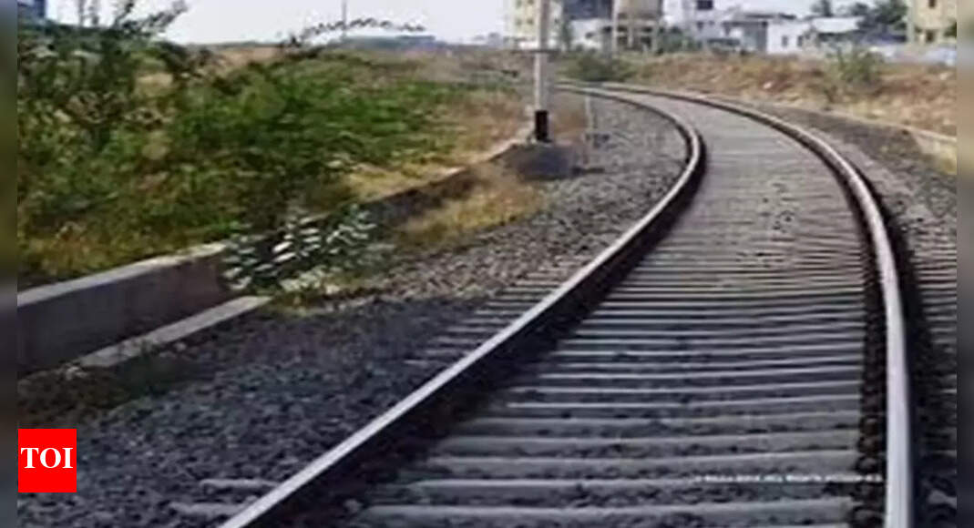 केरल में खौफ: नशे में धुत आदमी ने महिला को चलती ट्रेन से धक्का दिया, दूसरे यात्री को बाहर खींचने की कोशिश की; गिरफ्तार | तिरुवनंतपुरम समाचार