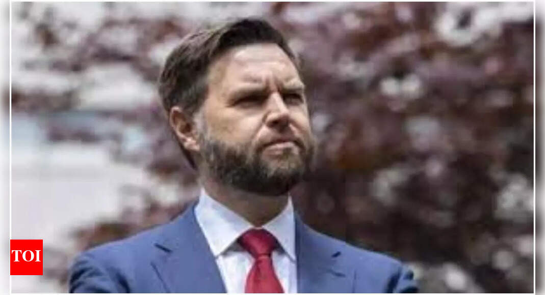 ‘मुझे आप्रवासन की परवाह है’: जेडी वेंस ने न्यूयॉर्क, न्यू जर्सी, वर्जीनिया में हार को लेकर एमएजीए की अंदरूनी लड़ाई पर प्रतिक्रिया व्यक्त की; उनका कहना है कि जरूरत से ज्यादा प्रतिक्रिया करना बेवकूफी है।