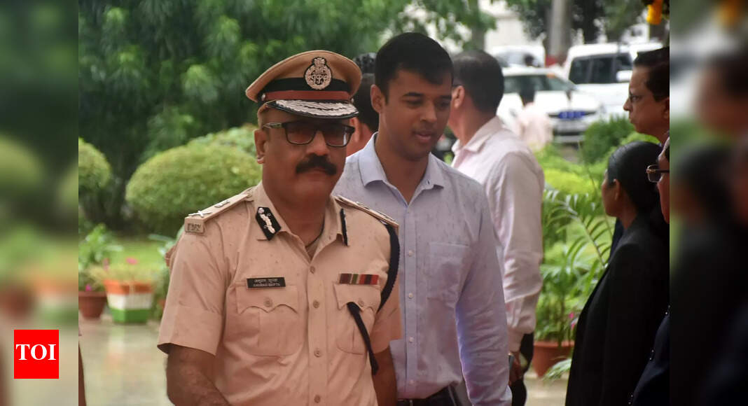 झारखंड के डीजीपी अनुराग गुप्ता के इस्तीफे की अटकलों से राजनीतिक तनाव बढ़ गया है रांची न्यूज़