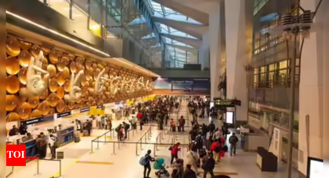 आईजीआई पर अफरा-तफरी: सिस्टम फेल होने से 800 से ज्यादा उड़ानों में देरी | भारत समाचार
