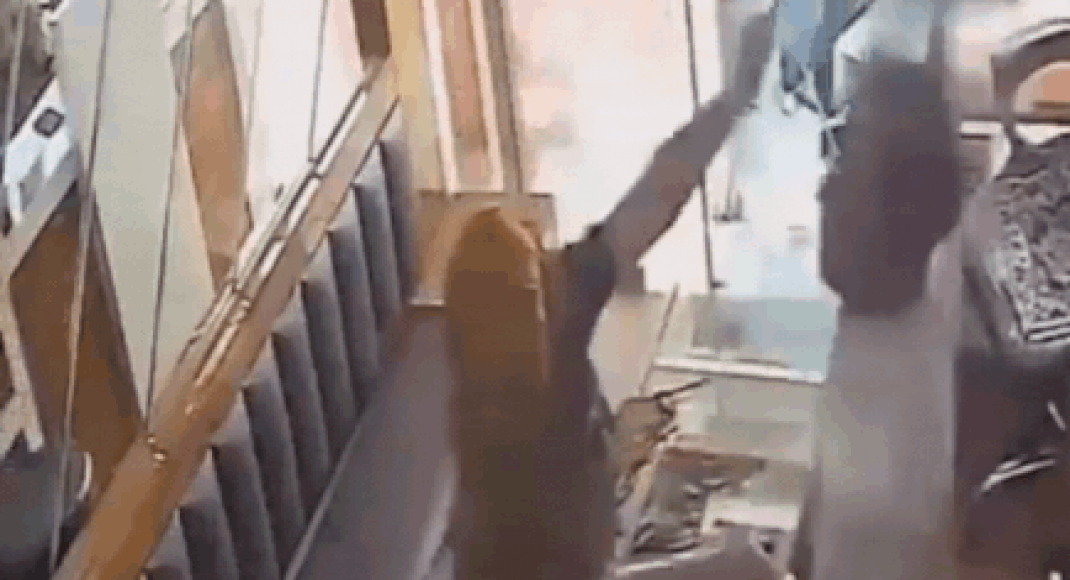 अहमदाबाद में डकैती का असफल प्रयास: महिला ने ज्वैलर पर मिर्च पाउडर फेंका और 15 से अधिक बार थप्पड़ मारे गए | अहमदाबाद समाचार