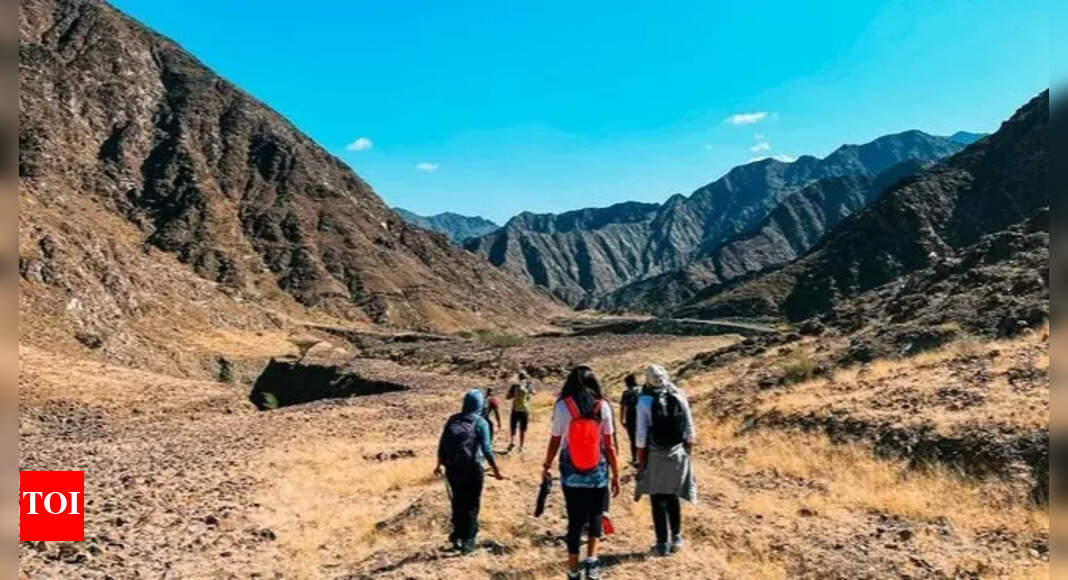 यूएई: फ़ुजैरा ने अनिवार्य प्रमाणित गाइड और विस्तारित दंड के साथ पैदल यात्रा नियमों को कड़ा किया | विश्व समाचार