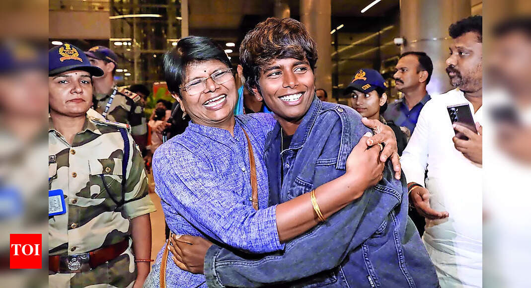 विश्व कप विजेता की घर वापसी: अरुंधति रेड्डी का गर्मजोशी से स्वागत | तेलुगु सिनेमा समाचार