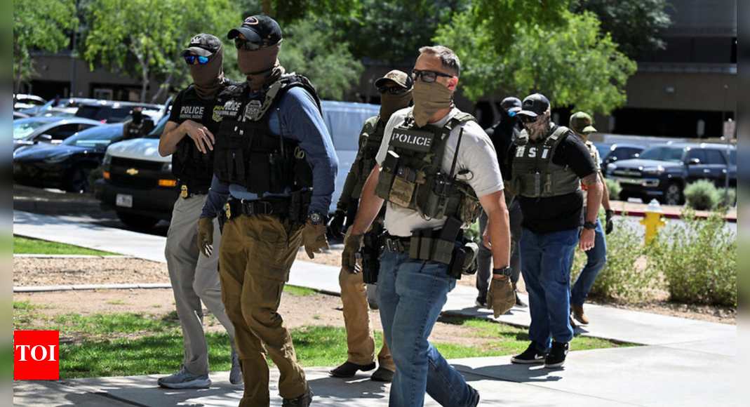 शिकागो में भारतीय मूल के व्यक्ति को हिरासत में लिया गया और उसकी आव्रजन स्थिति के बारे में पूछताछ की गई; गवर्नर का कहना है कि ऐसा ‘उनकी त्वचा के रंग के कारण’ था