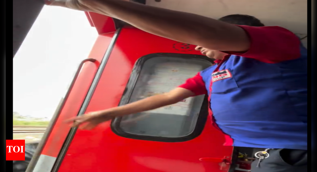 देखें: यात्री द्वारा चलती ट्रेन से कूड़ा फेंकते हुए रेलवे कर्मचारी का वीडियो; सेवा से हटा दिया गया | भारत समाचार