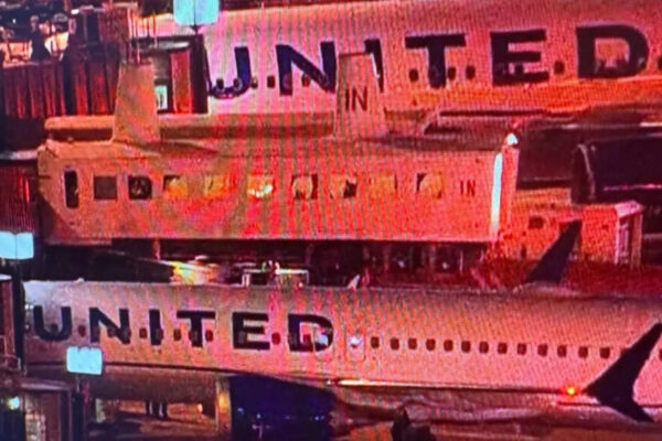 डलेस हवाई अड्डे के घाट पर मोबाइल लाउंज के दुर्घटनाग्रस्त होने से 18 यात्री घायल हो गए