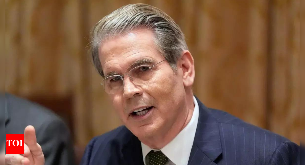 स्कॉट बेसेंट ने एच-1बी वीज़ा पर ट्रम्प की टिप्पणियों को दोगुना कर दिया, लेकिन एक समस्या है: “संयुक्त राज्य अमेरिका आओ, श्रमिकों को प्रशिक्षित करो, और फिर घर जाओ।”