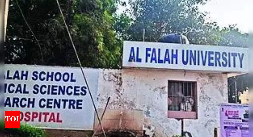 दिल्ली कार विस्फोट: आतंकी संबंधों के लिए जम्मू-कश्मीर एलजी मनोज सिन्हा द्वारा बर्खास्त किए गए डॉक्टर को अल-फलाह ने भर्ती किया था | भारत समाचार