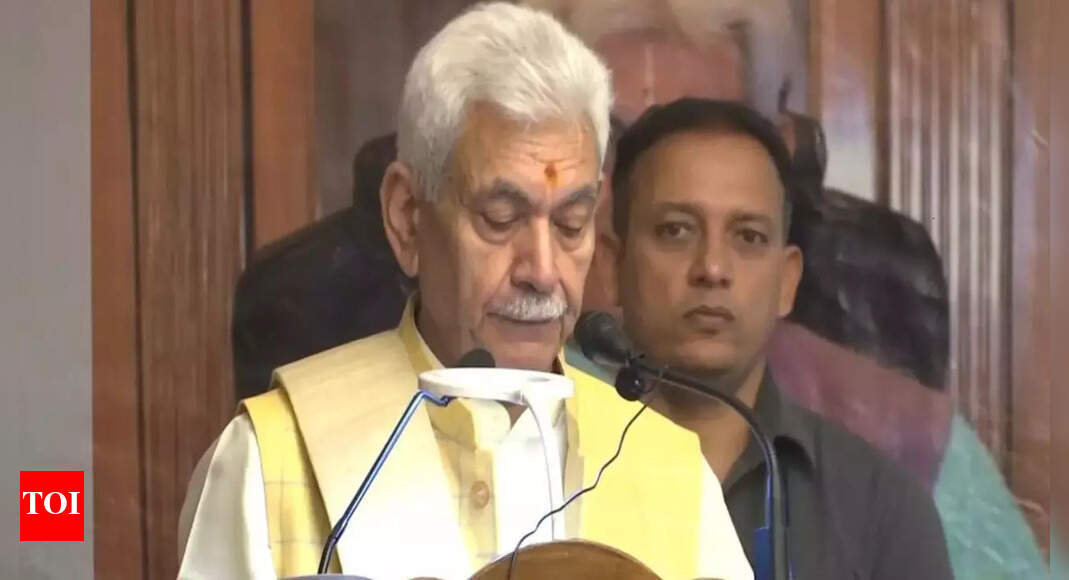 ‘पड़ोसी देश’ जम्मू-कश्मीर की प्रगति को पटरी से उतारने की कोशिश कर रहा है: एलजी सिन्हा ने सतर्कता बरतने का आग्रह किया, युवाओं के सपनों की रक्षा के लिए एकता का आह्वान किया | भारत समाचार