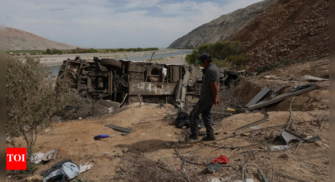 दक्षिणी पेरू में एक बस के खड्ड में गिरने से 37 लोगों की मौत