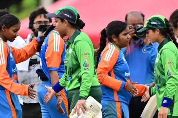 क्रिकेट की भावना: विश्व कप मुकाबले के बाद हाथ मिलाते भारत और पाकिस्तान की नेत्रहीन टीमें – देखें | क्रिकेट समाचार