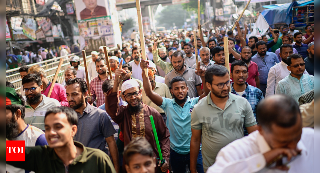 हसीना पर फैसले से पहले बांग्लादेश सस्पेंस में: ढाका में कई देशी बम विस्फोट; पुलिस ने हिंसक प्रदर्शनकारियों को देखते ही गोली मारने का आदेश दिया