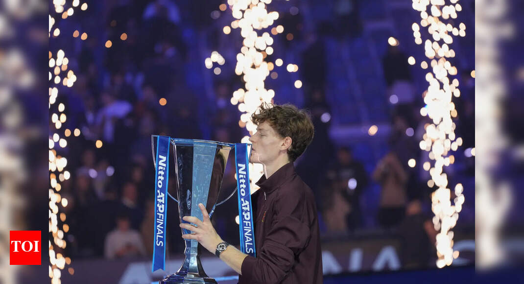 जननिक सिनर ने कार्लोस अलकराज को हराया और ऐतिहासिक एटीपी फाइनल ताज के साथ एक अशांत सीज़न का अंत किया | टेनिस समाचार