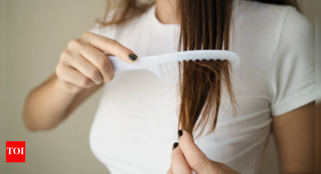 सर्दियों में बालों को झड़ने से कैसे रोकें (अपना दिमाग खोए बिना)