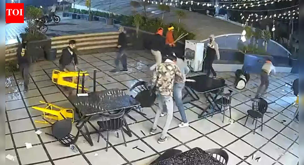 मिसरोद में कैफे पर नकाबपोशों का हमला: तोड़फोड़ के बाद जांच जारी | भोपाल समाचार