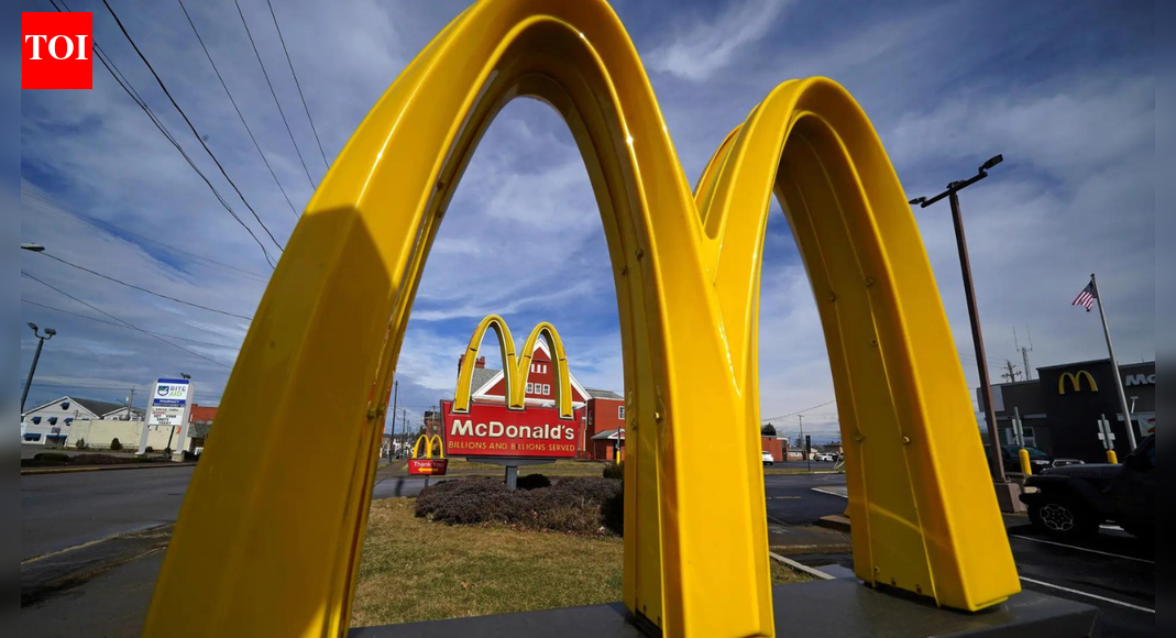 भारतीय मूल के कर्मचारी को अमेरिका में 40 साल की सेवा के बाद मैकडॉनल्ड्स रेस्तरां के मालिक से 40,000 डॉलर मिले।