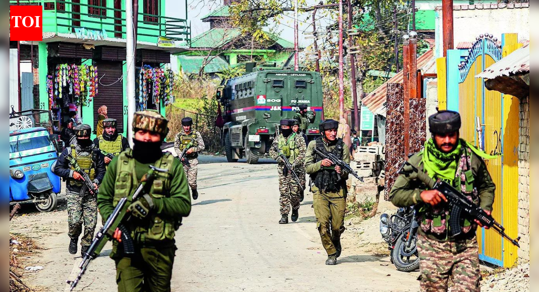 कश्मीर में ‘संभावित आतंकी साजिश’ नाकाम, ठिकाने से M4 राइफलें जब्त | भारत समाचार