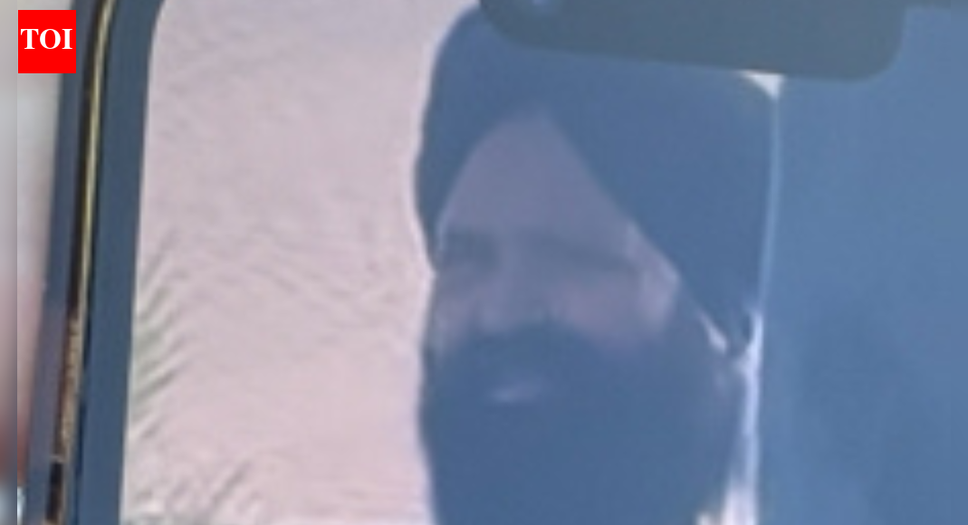 वहाँ कभी प्रवेश नहीं है: एक भारतीय व्यक्ति अपने नवजात पोते को देखने के लिए कनाडा जाता है और किशोरों को परेशान करता है; निर्वासन का सामना करना पड़ता है