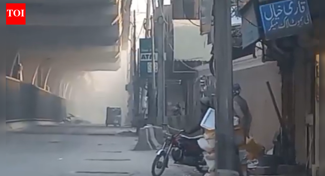 ‘एफसी मुख्यालय पर हमला’: बंदूकधारियों ने पाकिस्तान के पेशावर में अर्धसैनिक सुविधा पर हमला किया; धमाके सुने गए