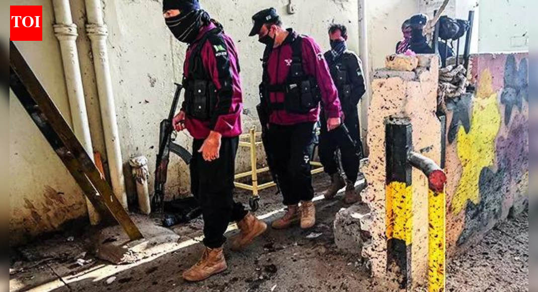 आत्मघाती हमलावरों ने पेशावर में अर्धसैनिक बलों के मुख्यालय पर हमला किया, जिसमें 6 लोग मारे गए