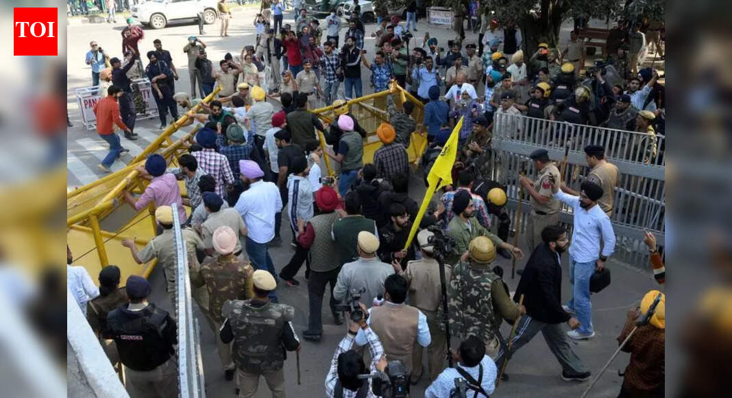 चूंकि छात्र पूर्ण बंद की योजना बना रहे हैं, पंजाब विश्वविद्यालय ने 26 नवंबर को छुट्टी की घोषणा की और परीक्षाएं स्थगित कर दीं