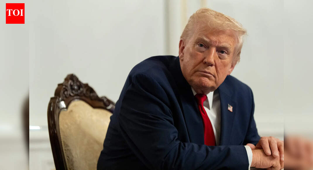 ‘क्या आप मूर्ख व्यक्ति हैं?’: ट्रम्प ने उस पत्रकार की आलोचना की जिसने व्हाइट हाउस में गोलीबारी के बारे में उनसे सवाल किया – देखें