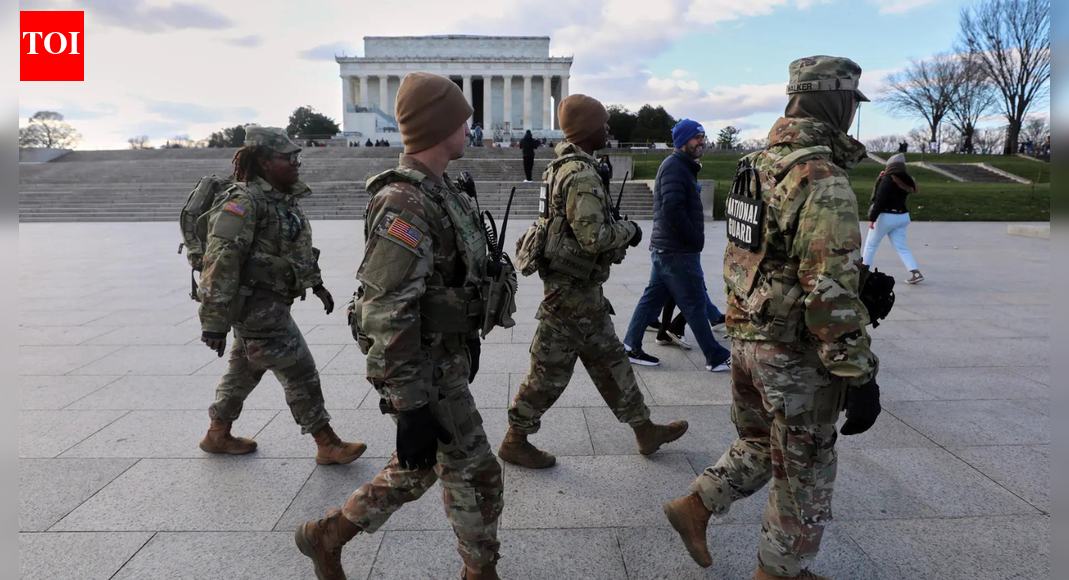 ट्रम्प ने अफ़गानों के लिए सभी शरण और वीज़ा आवेदन निलंबित कर दिए