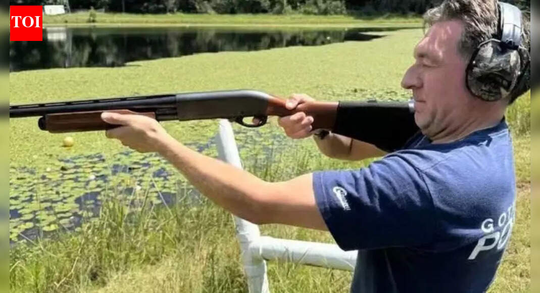 अमेरिका में बंदूक के साथ फोटो खिंचवाने पर ब्रिटिश व्यक्ति गिरफ्तार, भड़के एलन मस्क | विश्व समाचार